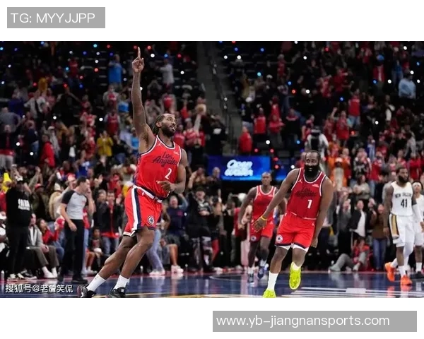 小吧观赛快船对阵鹈鹕主场赠送保罗快船10时期球衣给每位球迷